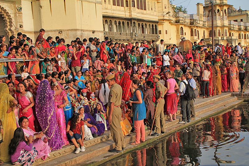 Udaipur, Zeremonie am See