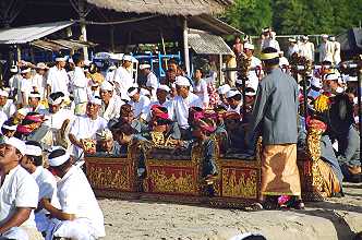 Zeremonie am Jimbaranbeach