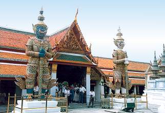 Wat Phra Kaeo, Eingangstor bewacht von Yaks