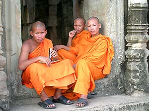 temple hill Phnom Bakheng, monks